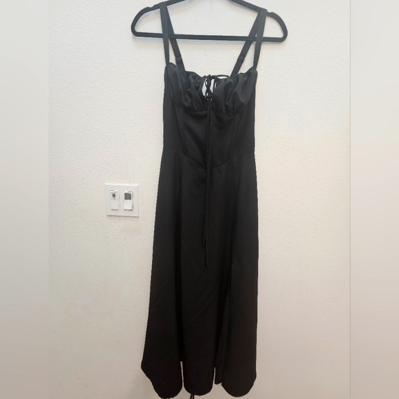 Elegant Black Midi Dress - Picture 4 of 8